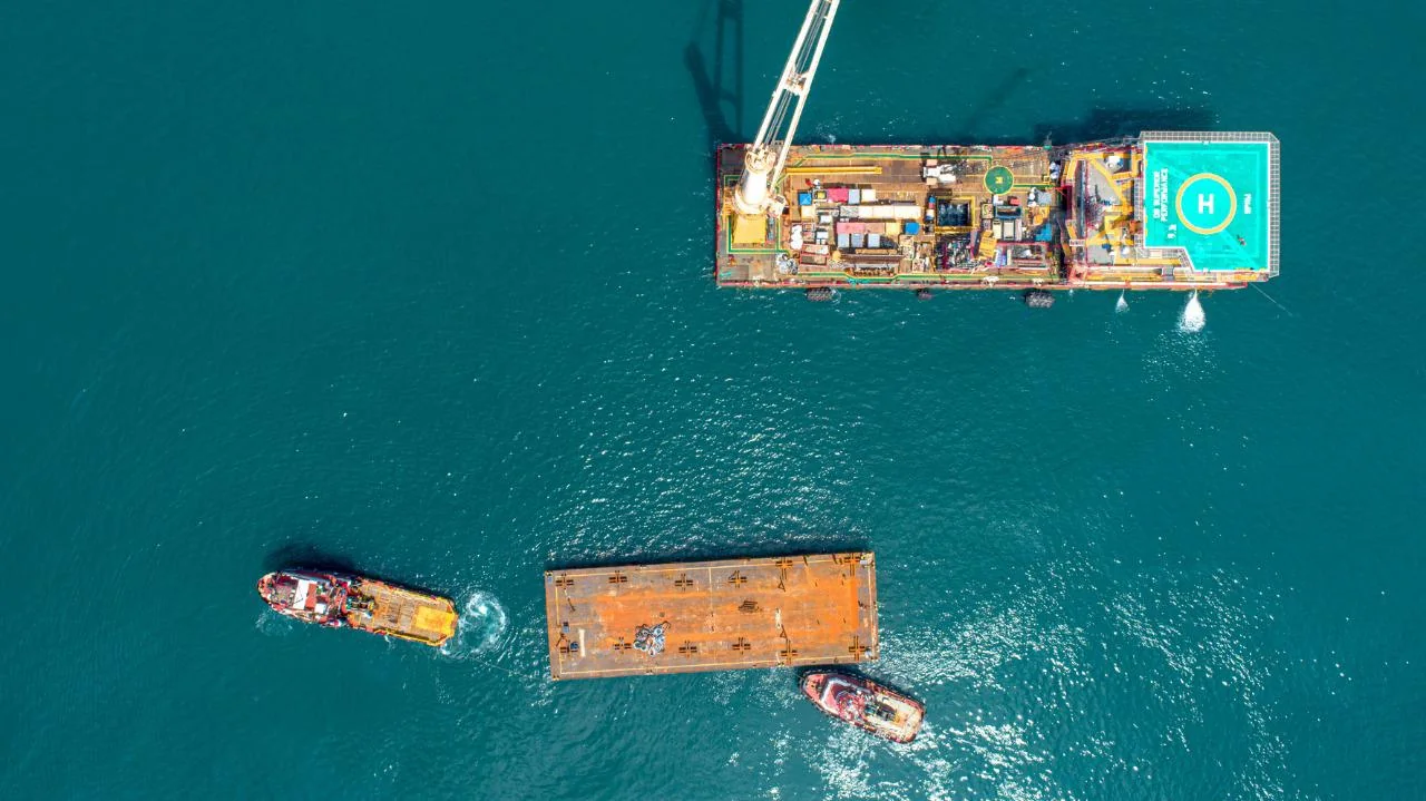Vista aérea de estrutura offshore em transporte marítimo