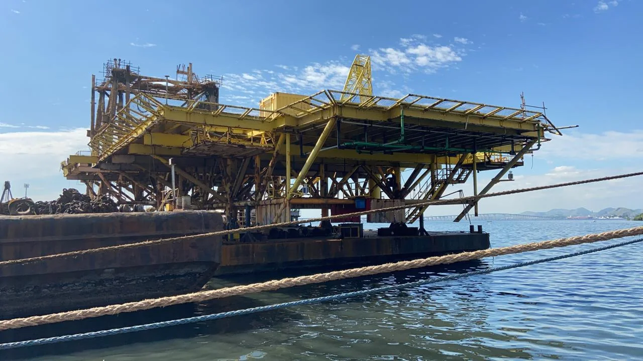 Estrutura offshore em movimentação portuária